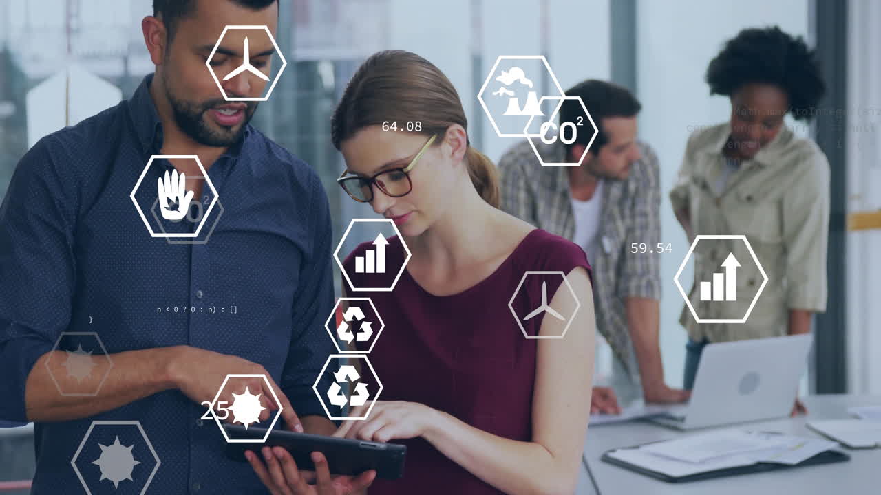 animación de procesamiento de datos e íconos de ecología sobre diversos colegas hablando en la oficina