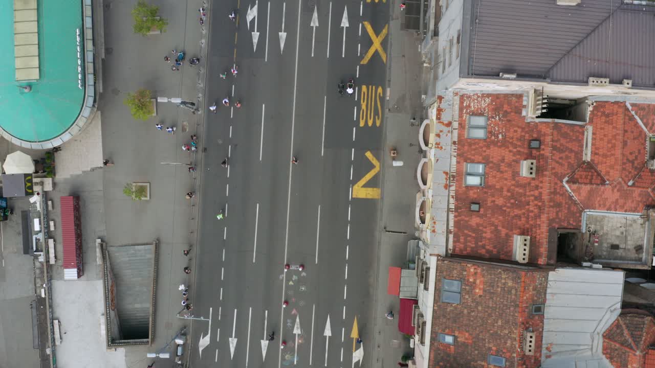 도시 거리에서 세르비아 베오그라드 마라톤의 공중 비행 샷