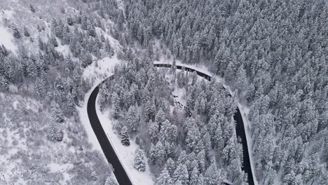 vista aérea de la ruta escénica alpine loop que serpentea a través del paisaje invernal en el cañón american fork en las montañas wasatch, utah