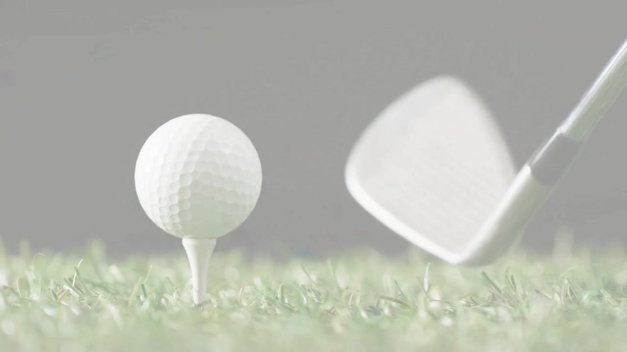 Golfbal blijft op de tee terwijl een ijzeren club de swing inzet, de grasmat raakt voor swinganalyse.