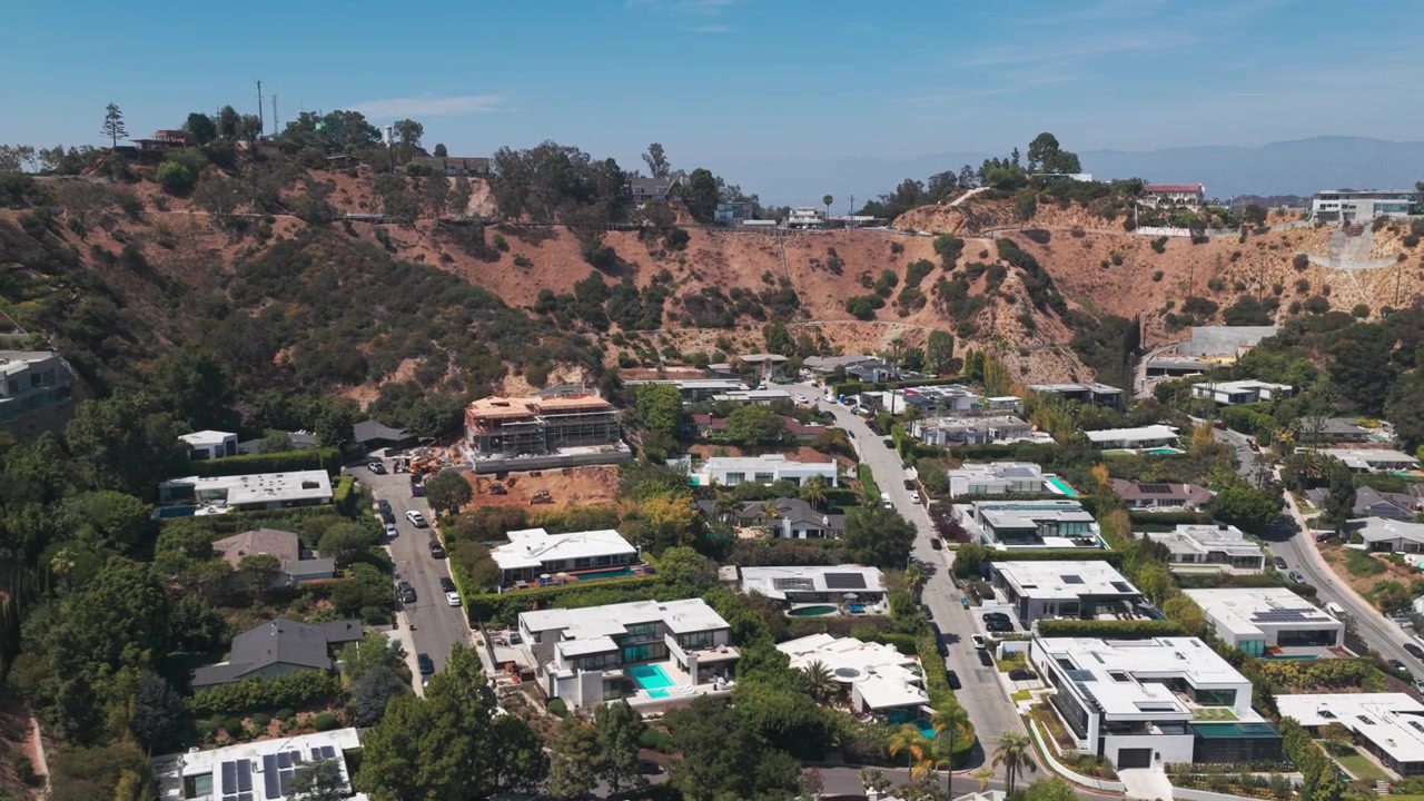 Carrellata aerea ascendente del quartiere residenziale isolato di Doheny Estates a Beverly Hills, California. 4K.