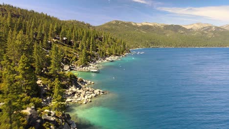 imágenes de drones volando sobre la costa privada a lo largo del lago tahoe en crystal bay nevada