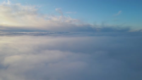 Sobre-Las-Nubes-Al-Atardecer-En-El-Sur-De-Noruega
