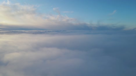 over de wolken in zonsondergangtijd in zuid-noorwegen