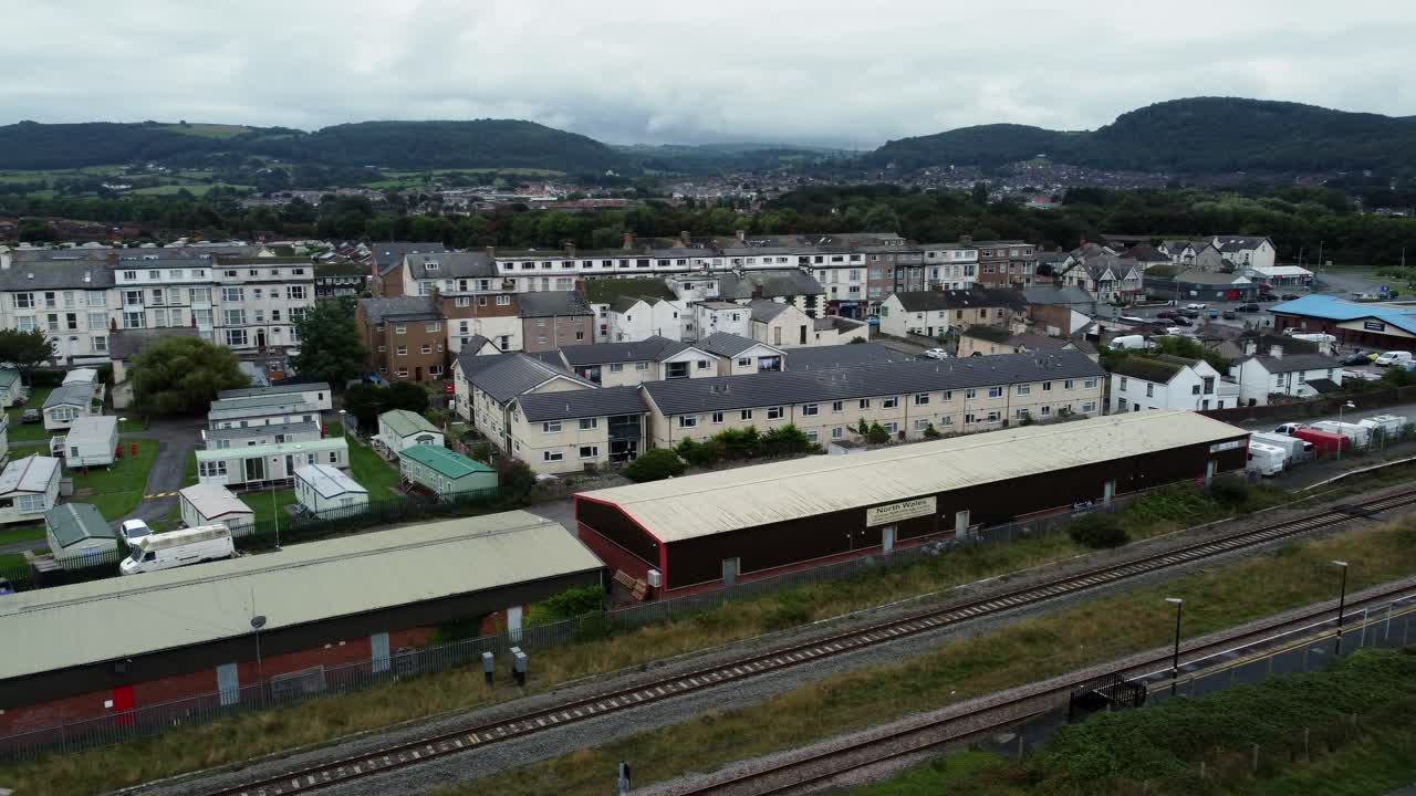 정적인 캐러밴 트레일러 해변가 스테이케이션 홀리데이 홈 캠프장 리조트 조감도 기차역 위 왼쪽 낮은 팬