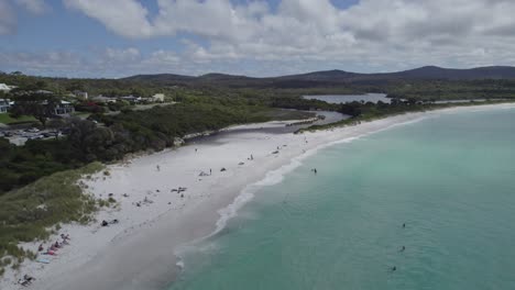 Bañistas-Nadando-En-Aguas-Cristalinas-De-La-Playa-De-La-Bahía-De-Binalong-En-Tasmania,-Australia