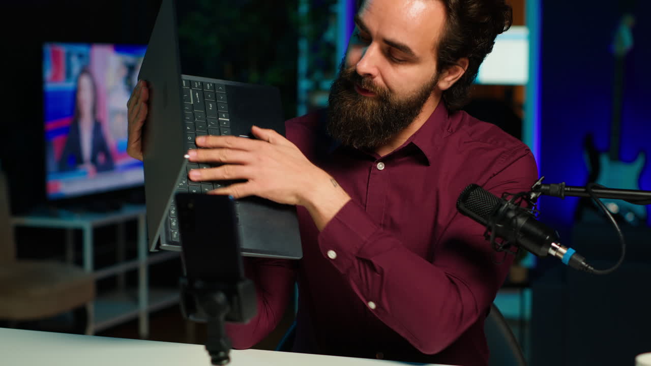 experto técnico evaluando el rendimiento de la computadora portátil, hablando de componentes