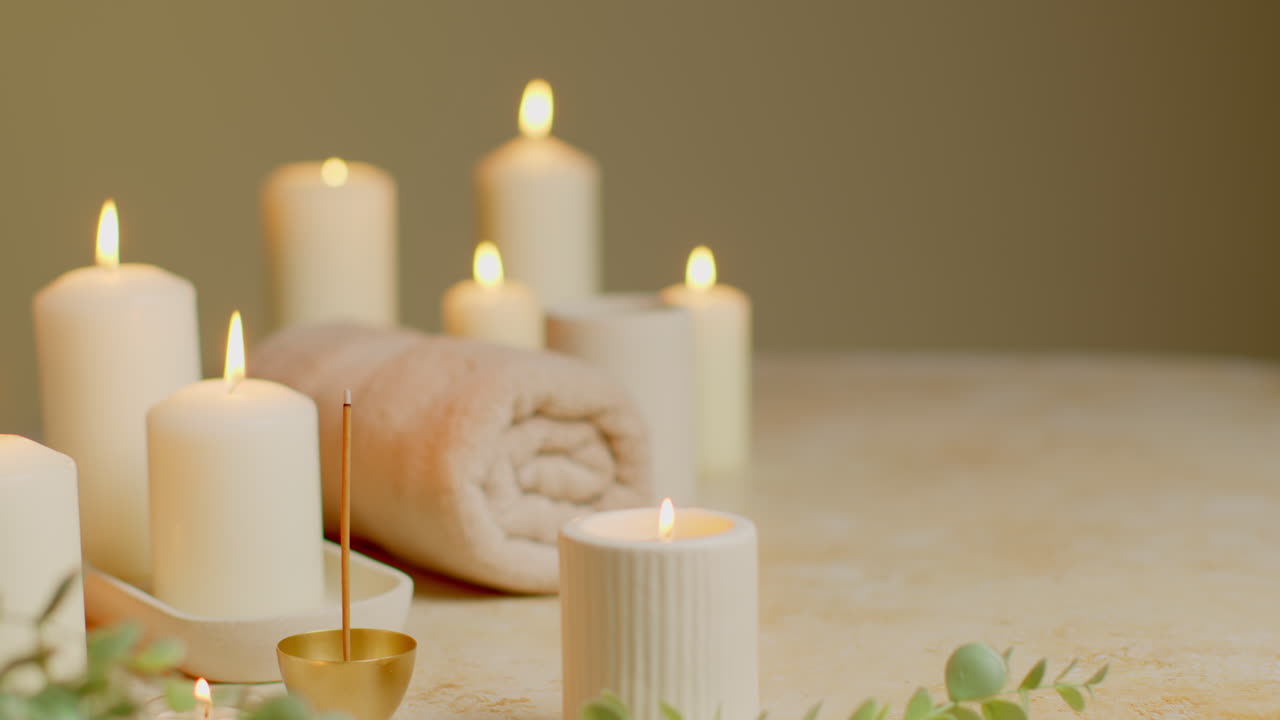 휴식을 취하는 스파 데이 장식의 일환으로 녹색 식물 향기 막대기와 부드러운 수건으로 불타는 불의 정체