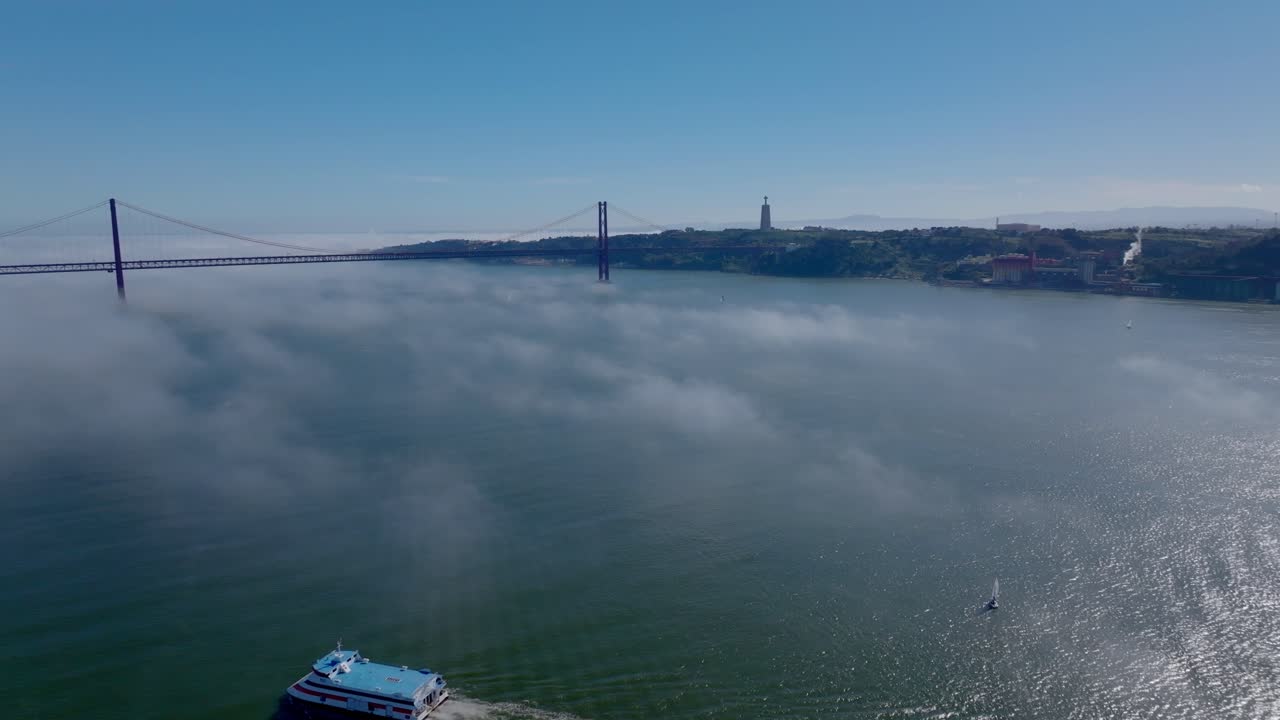 Ripresa con drone del fiume Tago nella nebbia (Lisbona, Portogallo)