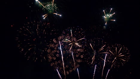 Fuegos-Artificiales-Mágicos-En-El-Cielo-Nocturno,-Concepto-De-Celebración-O-Fiesta-Nacional,-Fotograma-Completo