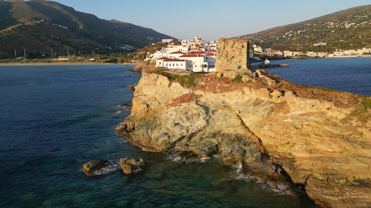 Video con vista aerea dell'iconica chora dell'isola di Andros, Cicladi, Grecia
