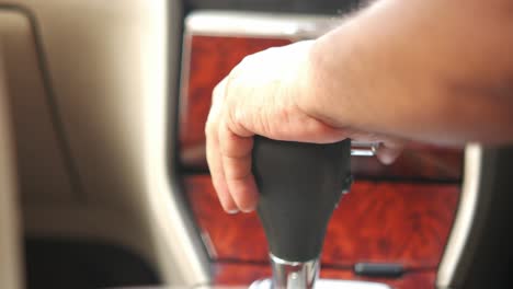 persona cambiando de marcha en un coche