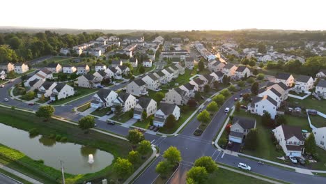 il tramonto dell'ora d'oro sulle case del quartiere americano