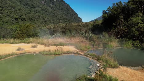 drone de cerca de la piscina caliente en la pista de copland, famoso lugar de senderismo en la costa oeste, nueva zelanda