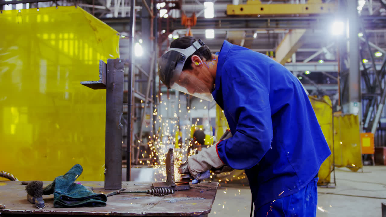 ingeniero masculino usando una antorcha de soldadura 4k