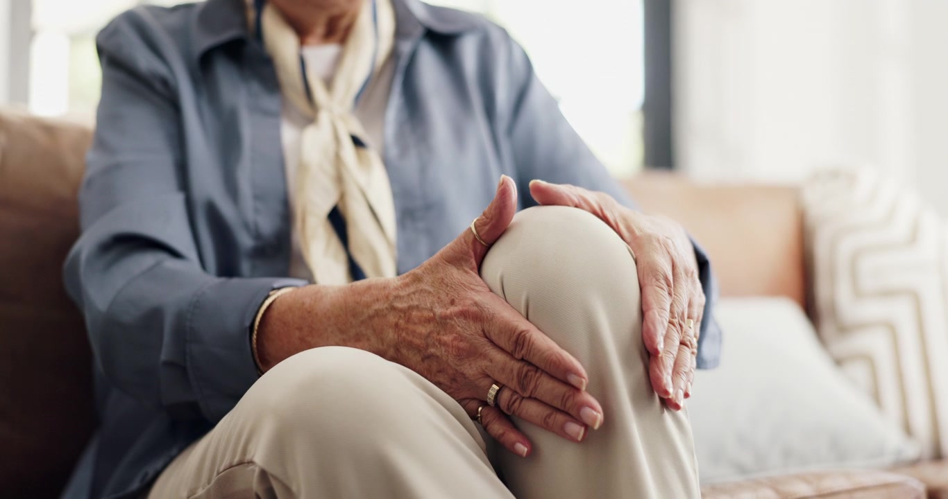 Donna Anziana che si Massaggia il Ginocchio a Causa del Dolore Articolare