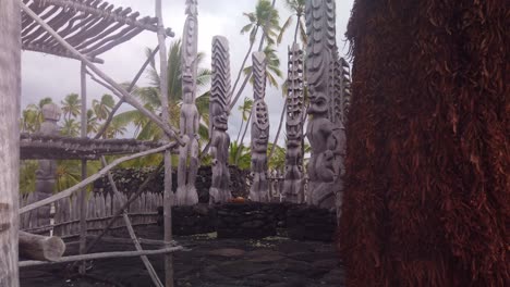 Gimbal-weite-Aufnahme-Von-Tiki-Staaten-Im-Pu&#39;uhunua-O-Honaunau-National-Historical-Park-Auf-Der-Insel-Hawaii