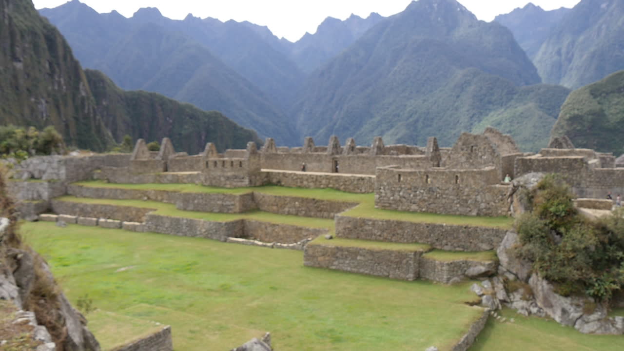 lenta inclinación revelando la toma de machu picchu una de las 7 maravillas del mundo