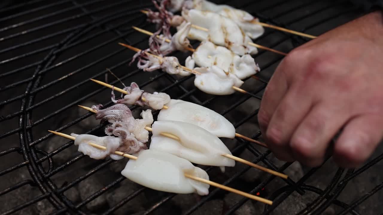 나무 석탄 그릴 에 인 오징어 스피어