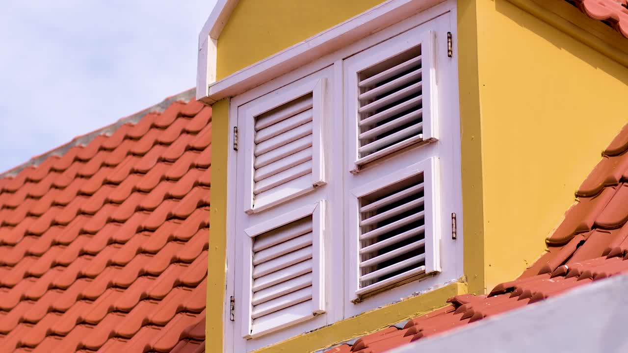 4k 60fps deslizador de primer plano revela de la mansión del caribe aka landhuis wechi en curacao, clásico amarillo blanco color rojo y azulejos