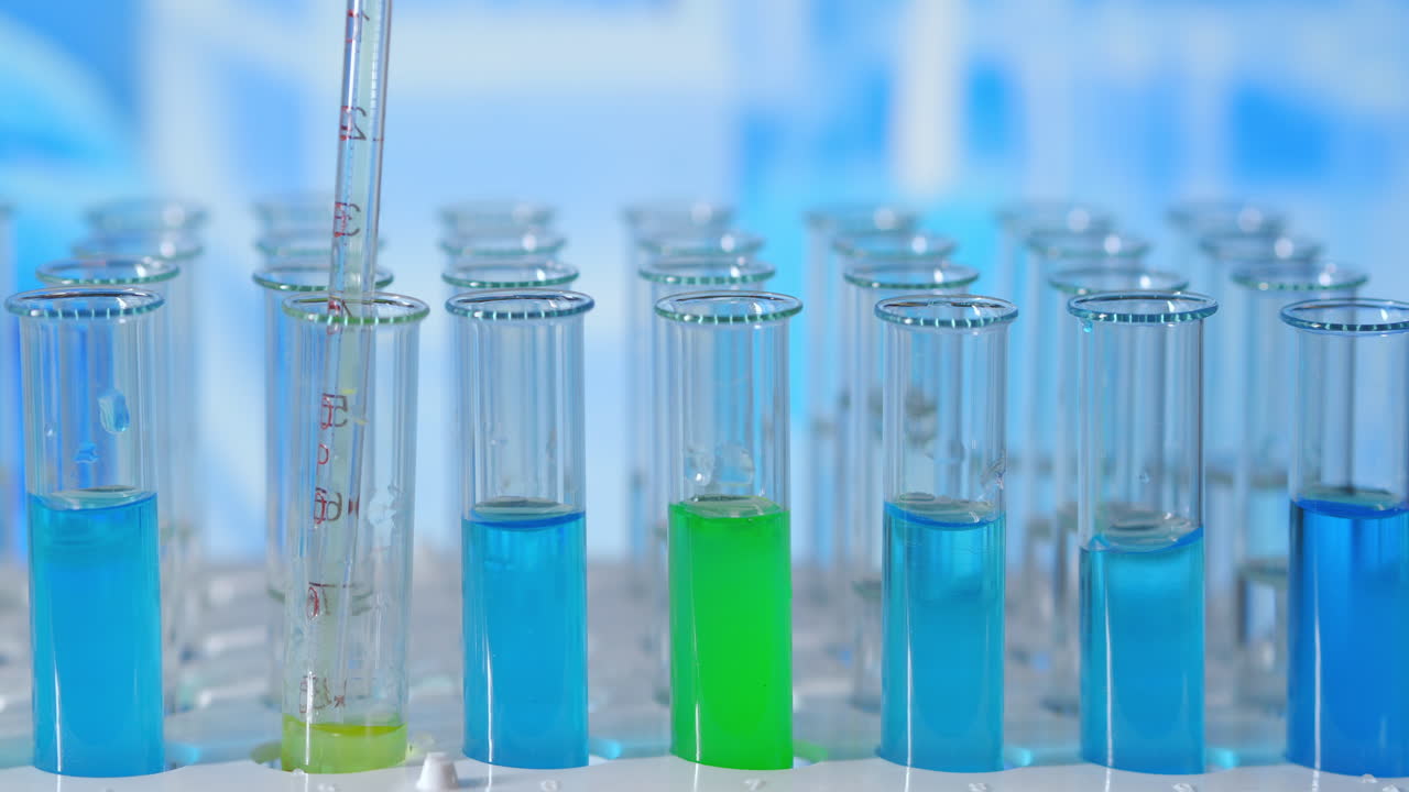 실험 튜브에 화학 물질을 주입하는 과학자, 유리 병의 배경에 실험실 테이블에 색 액체의 시험 튜브, 유리 피에서 파란 빛으로 조명된 시험 튜프에 부어, 고품질의 4k 영상