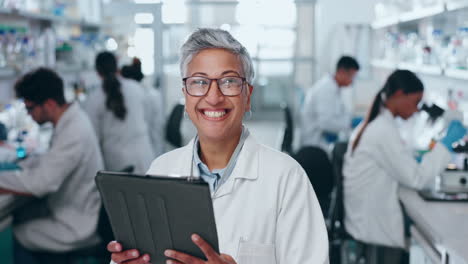 Gesicht,-Lächeln-Des-Wissenschaftlers-Und-Frau-Auf-Dem-Tablet