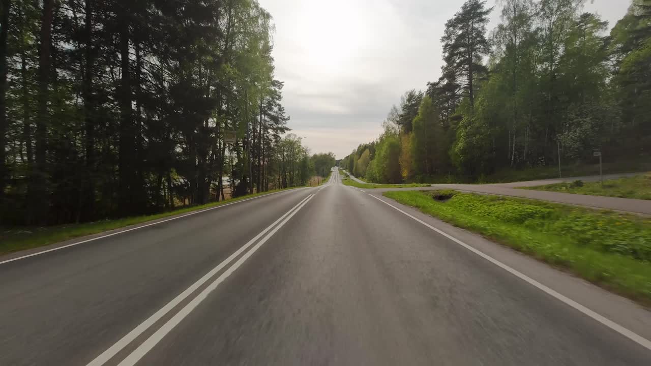 Mentre l'auto scorre lungo la strada, si svela uno spettacolo mozzafiato