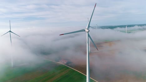 Turbinas-De-Viento-Girando-Sobre-La-Antena-De-Niebla