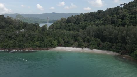 Rückzugsorte-Aus-Der-Luft-Vom-Kleinen,-Malerischen-Sandstrand-Skulls-Beach,-Malaysia