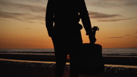 Hombre-Corriendo-Con-Guitarra-En-La-Playa-De-Arena-Trasera-Al-Atardecer-23