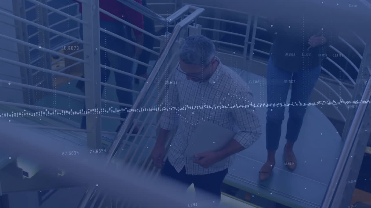 animación del procesamiento de datos financieros sobre diversos colegas en la oficina