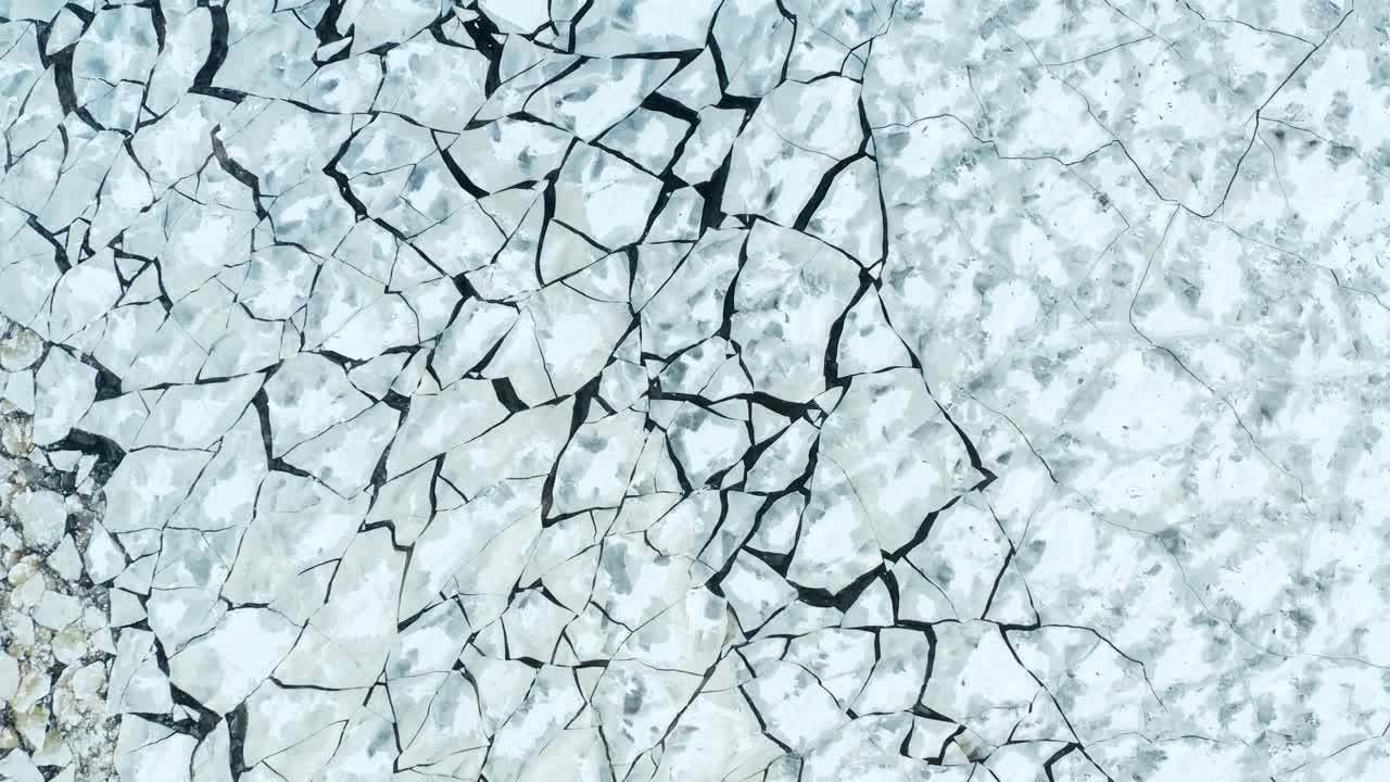 바다에 떠 있는 금이 간 빙원의 공중 비행