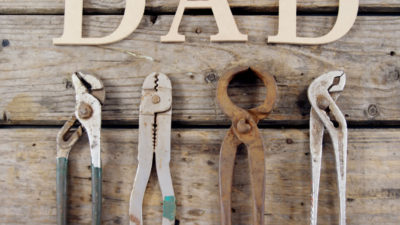 ⁇ 은 작업 도구 로 아빠 에게 문자 를 보내