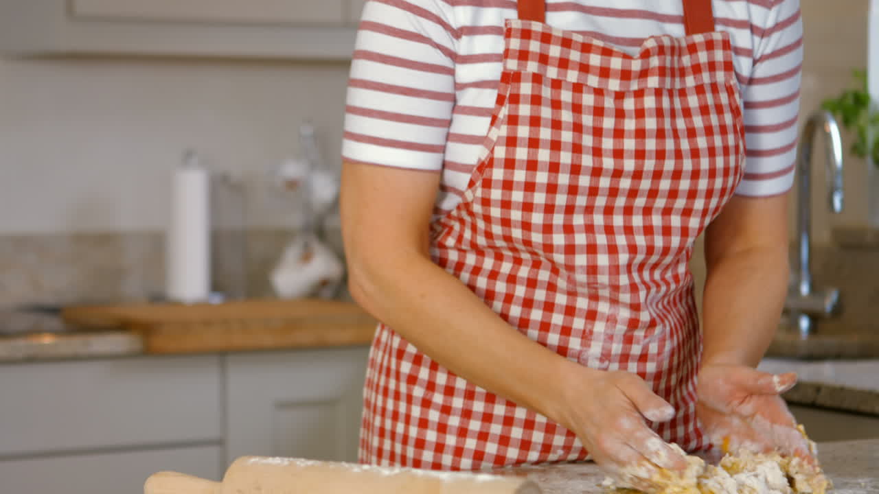 mujer horneando con huevo y harina