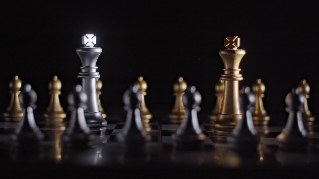 fra mørket sjakkbrettet er opplyst avslører to rivaliserende konger squaring av