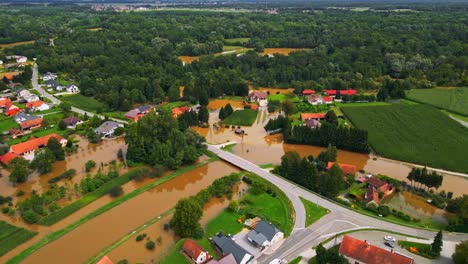 horripilantes imágenes aéreas de drones 4k de agosto, inundaciones en la región de pomurje de eslovenia