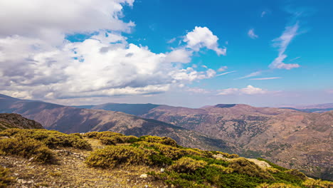 Berge-Und-Fließende-Wolkenlandschaft-Oben,-Zeitrafferansicht