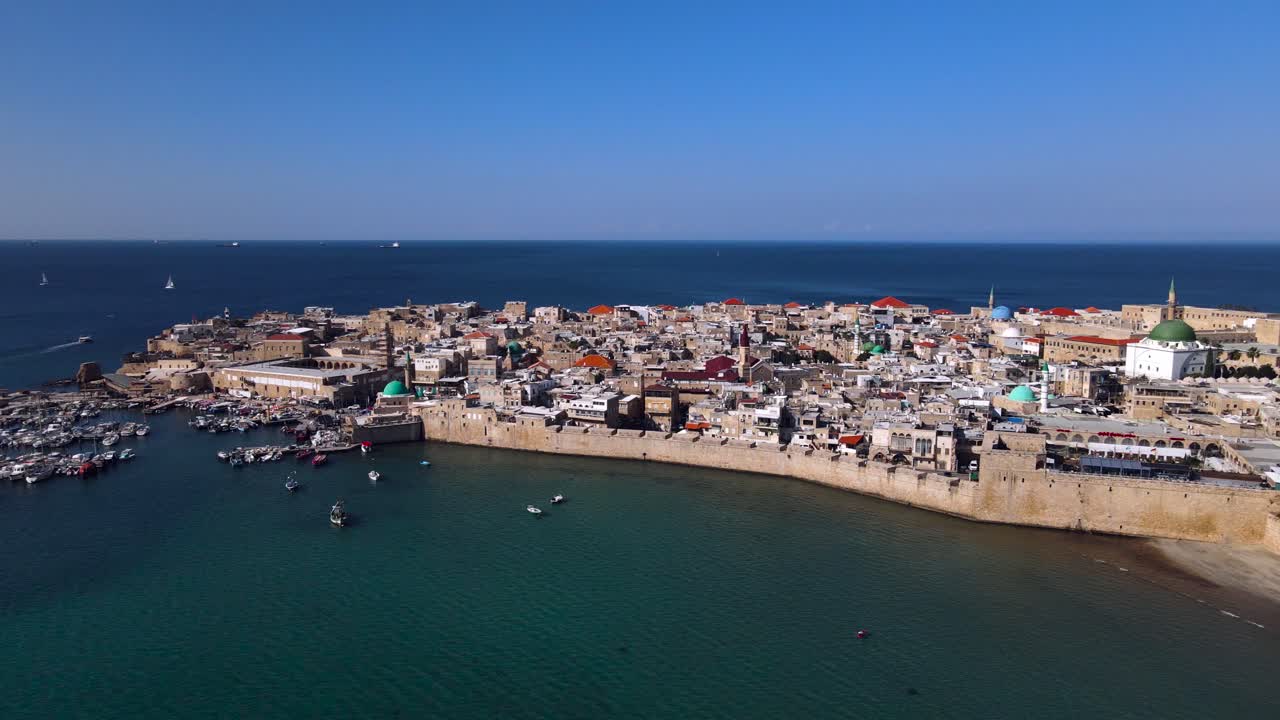 el antiguo puerto de acre cielo azul, mar azul, día soleado, en el puerto de acre en el mar mediterráneo