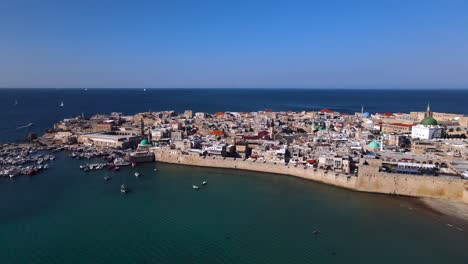 el antiguo puerto de acre cielo azul, mar azul, día soleado, en el puerto de acre en el mar mediterráneo