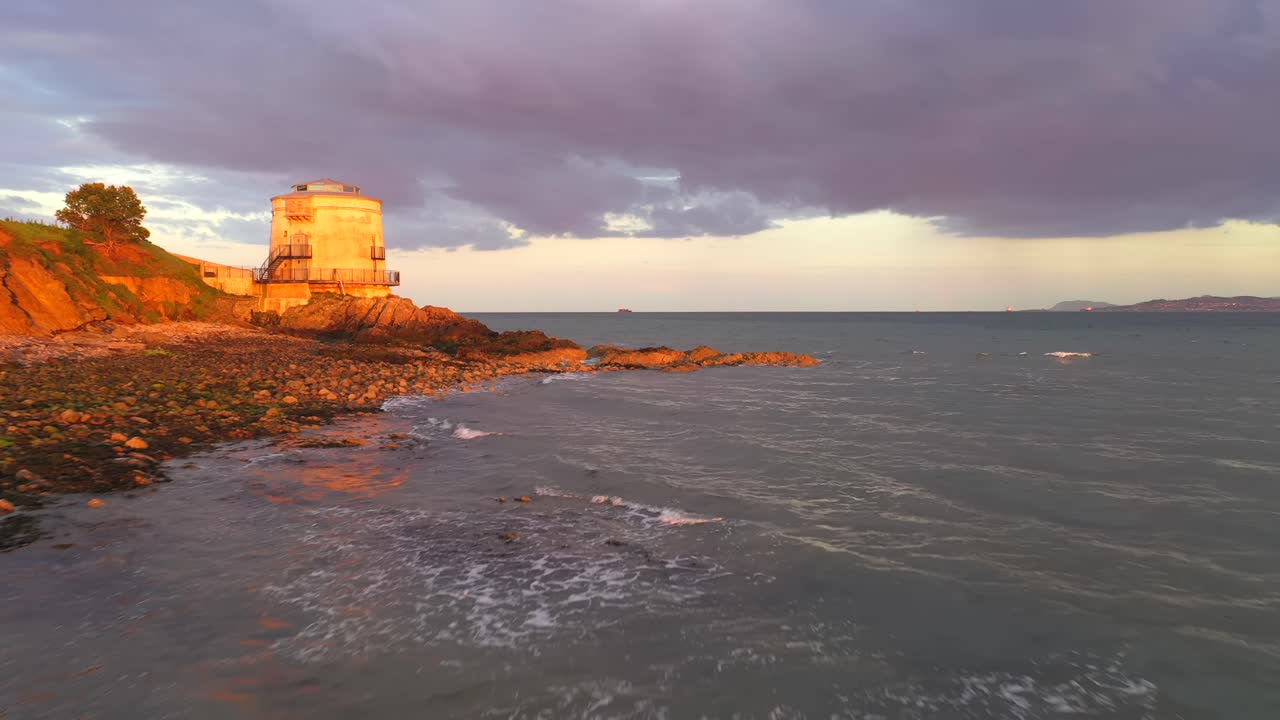 아름다운 색상으로 해안선을 따라 낮은 비행 공중, 여름 일몰