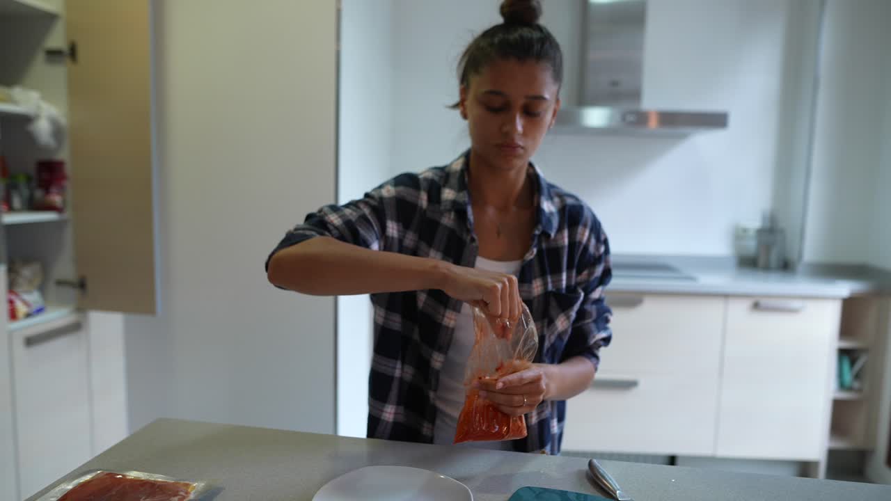 mujer preparando salsa de tomate en una cocina