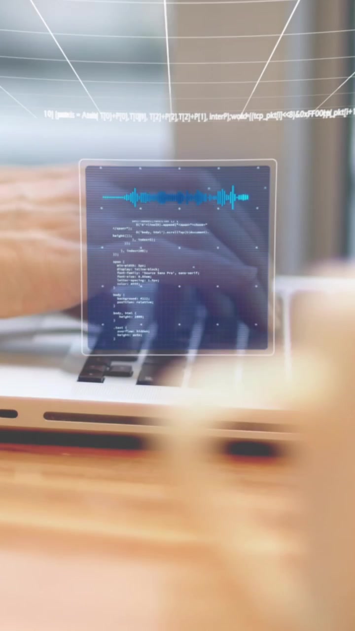 Animazione di testo 6G, globo e linguaggio di programmazione, mani inquadrate di uomo caucasico che digita sulla tastiera