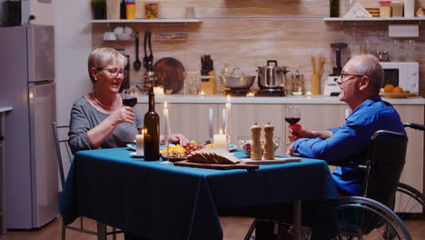 una pareja brindando con copas de vino.