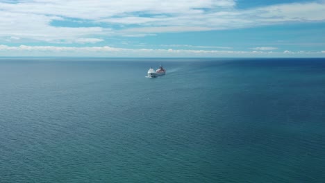 vista aérea del barco de carga del lago cruzando el lago superior en una tarde clara y soleada - drone volando en ángulo alto