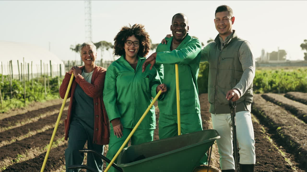feliz, la agricultura y el rostro de las personas en la granja