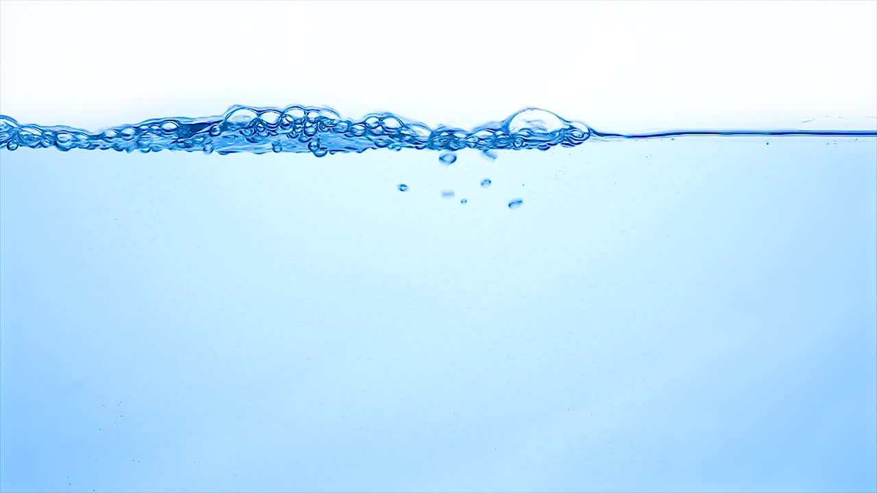 물을 슬로우 모션으로 가 ⁇ 게 찍습니다.