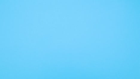 los instrumentos médicos y la prevención de la covid-19 aparecen en el tema azul.