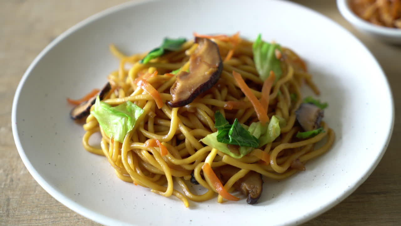 fideos yakisoba salteados con vegetales