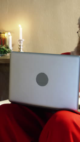 santa claus usando su computadora portátil