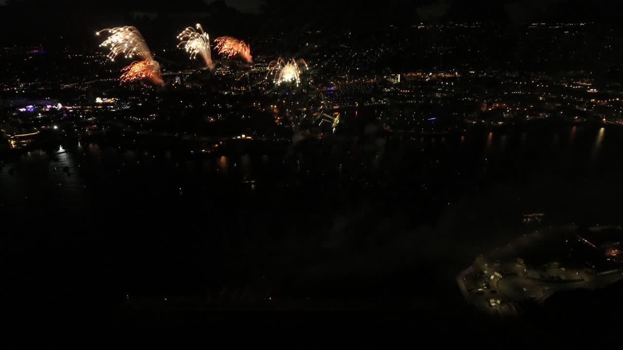 impresionantes imágenes aéreas de drones de un espectáculo de fuegos artificiales en la costa de plymouth, reino unido